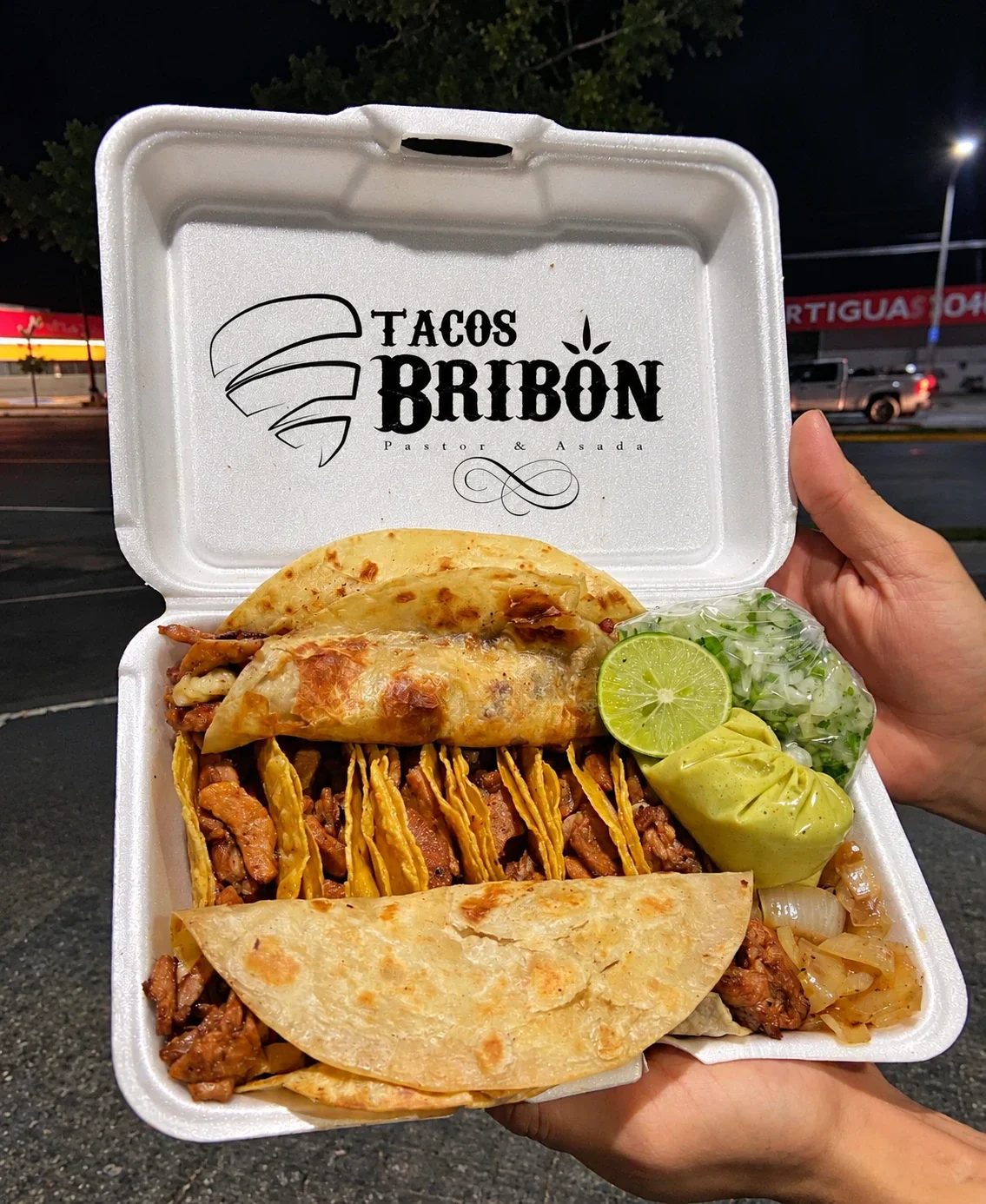 Tacos Bribón — empaque de comida con logotipo de marca